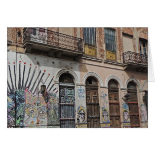 Altes Gebäude mit Balkon-Graffiti u. Türen