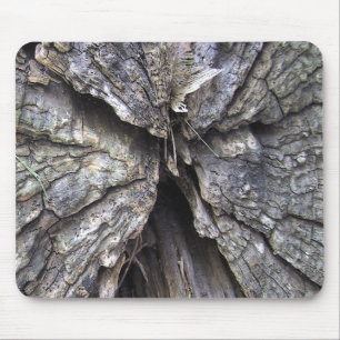 Altes gebrochenes Holz ein Engel Mousepad