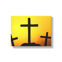 Altes, gewölbtes Holzkreuz auf dem Hügel Calvary b