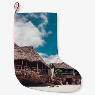 Altes hölzernes tropisches Bungalow am Strandalt, Kleiner Weihnachtsstrumpf