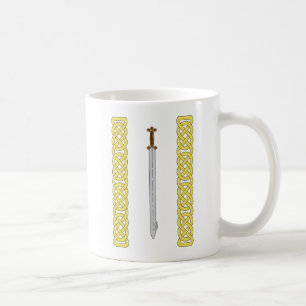 Altes keltisches Schwert und Knüpfarbeit Tasse