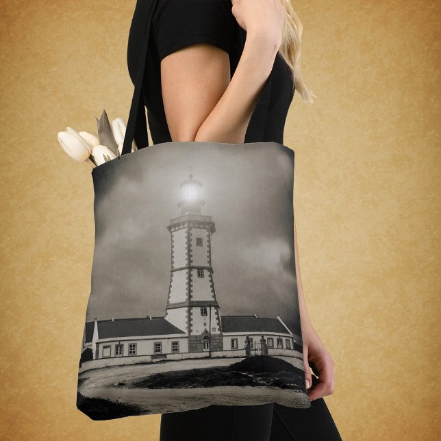 Altes Leuchtturm in einer Sturmnacht (Old lighthouse on a storm night. tote bag)