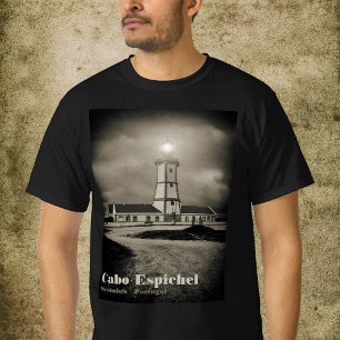 Altes Leuchtturm in einer Sturmnacht T-Shirt
