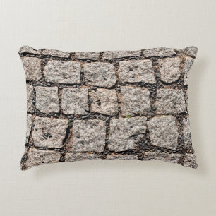 Altes Pflastersteingebäude an der Straße, anc Dekokissen