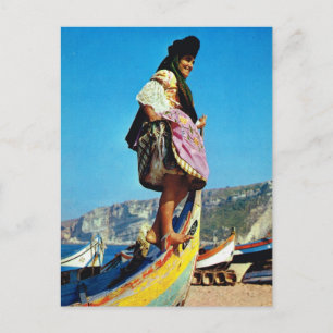 Altes Portugal, Nazare, Mädchen auf einem Fischerb Postkarte