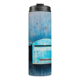 Altes Postfach an der Tür, Hintergrund, blau, Box Thermosbecher