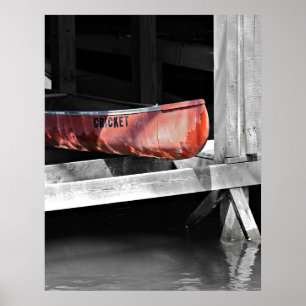 Altes rotes Kanu in einem Holzschiff-Haus Poster