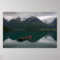 Altes Ruderboot mit Bergreflektion