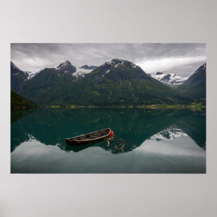 Altes Ruderboot mit Bergspiegelung Poster