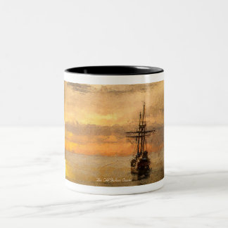 Altes Schiff segelt in den Sonnenuntergang Zweifarbige Tasse