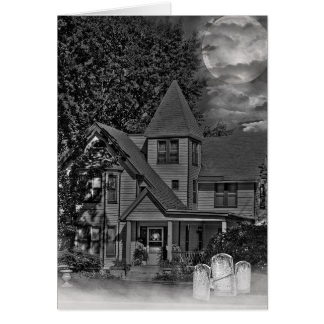 altes Spuk Haus im Mondschein mit Friedhof (Vorne)
