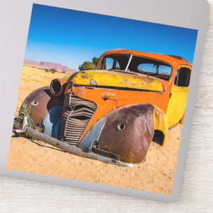 Altes und verlassenes Auto in Solitaire, Namibia Aufkleber