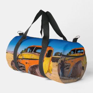 Altes und verlassenes Auto in Solitaire, Namibia Duffle Bag