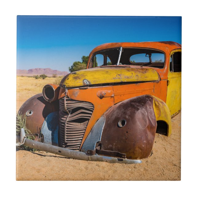 Altes und verlassenes Auto in Solitaire, Namibia Fliese (Vorderseite)