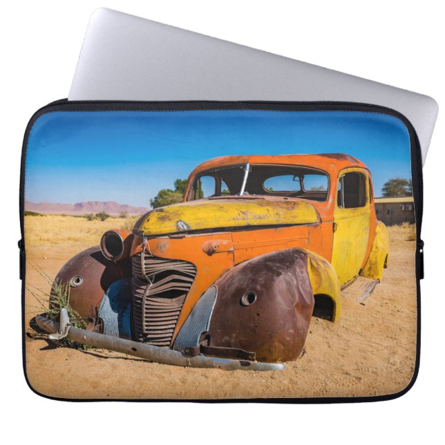Altes und verlassenes Auto in Solitaire, Namibia Laptopschutzhülle (Vorderseite)