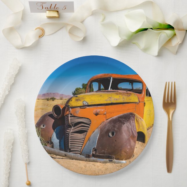 Altes und verlassenes Auto in Solitaire, Namibia Pappteller (Hochzeit)