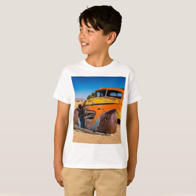 Altes und verlassenes Auto in Solitaire, Namibia T-Shirt (Vorne ganz)