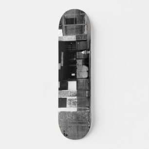 Altes verlassenes Gebäude Skateboard