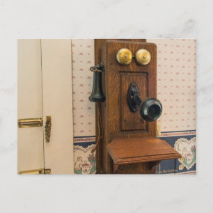 Altes Vintage-Wandtelefon. Postkarte
