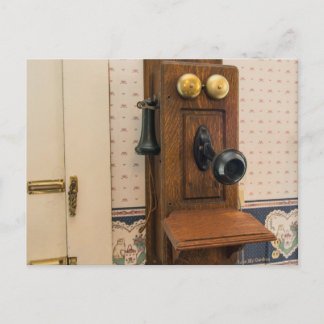 Altes Vintage-Wandtelefon. Postkarte