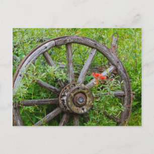 Altes Wagenrad in der historischen alten Goldstadt Postkarte