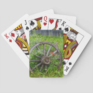 Altes Wagenrad in der historischen alten Goldstadt Spielkarten