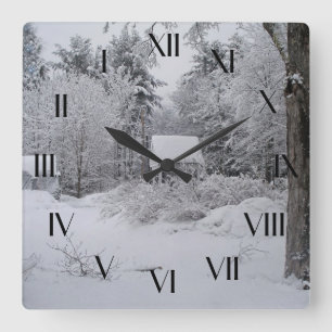 Altes wohles Haus in der Winter-rückwärtigen Uhr