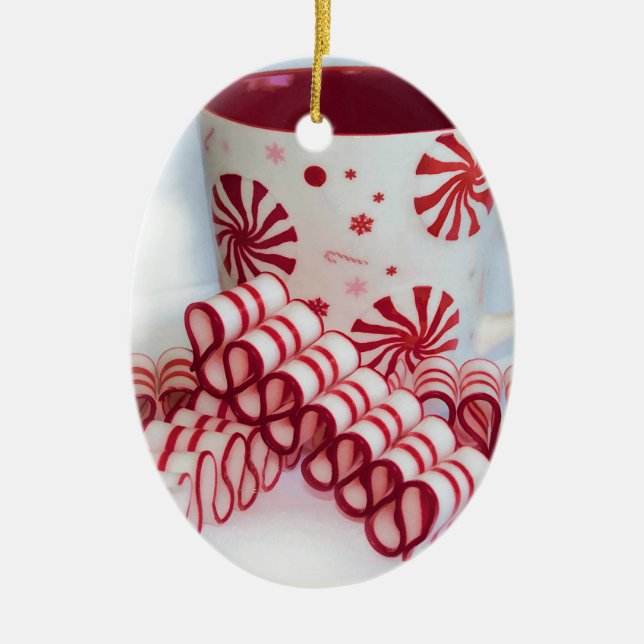 Altmodische rote und weiße Band-Süßigkeit mit der Keramikornament (Vorne)