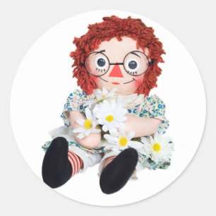 altmodische Stoffpuppe mit Gänseblümchen Runder Aufkleber