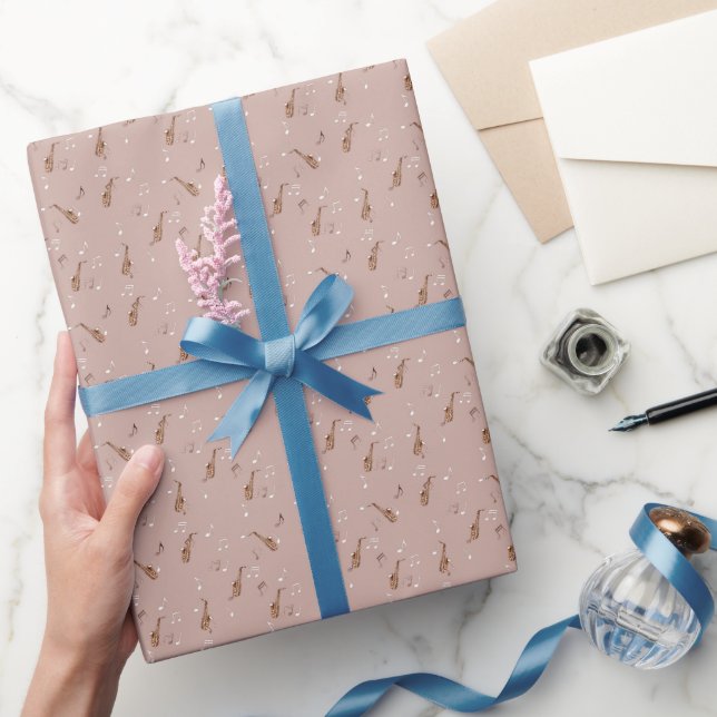 Altsaxophon-Muster auf korallenrosa Geschenkpapier (Schenken)