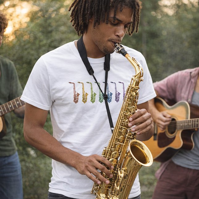 Altsaxophon Regenbogen T-Shirt (A shirt with a colorful line up of saxophones in various colors.)
