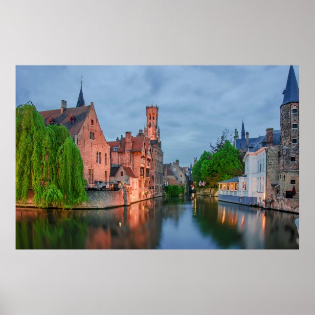 Altstadt und Belfischer Turm am Abend in Brügge Poster (Vorne)