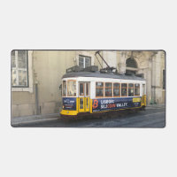 Altstadt von Lissabon Vintager Verkehr in Portugal
