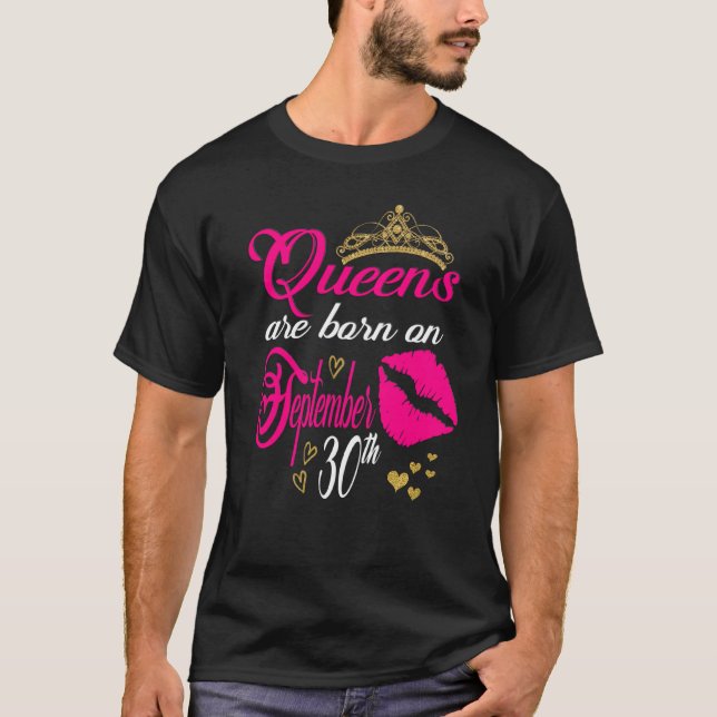 Am 30. September sind die Queens in Rosa Lip Gebor T-Shirt (Vorderseite)
