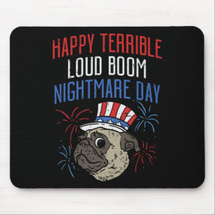 Am 4. Juli erschreckte Mops Feuerwerk Parade Hund Mousepad