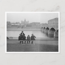 Am Fluss gelegen Postkarte