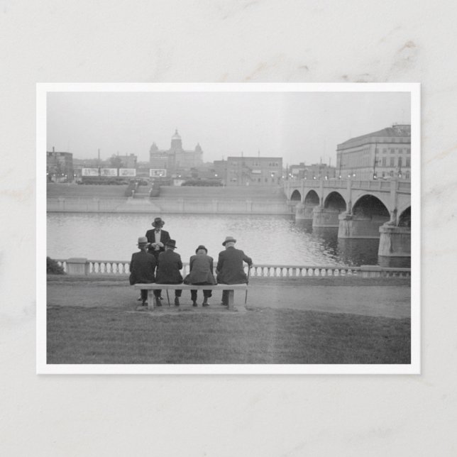 Am Fluss gelegen Postkarte (Vorderseite)