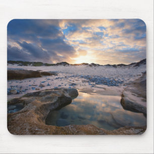 Am Sonnenuntergang in einer Pfütze Mousepad