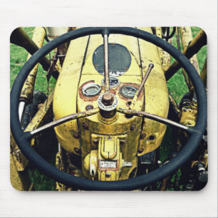 Am Steuer eines antiken gelben Traktors Mousepad