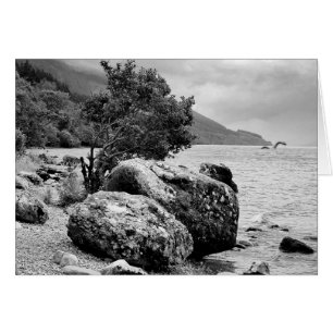 Am Ufer von Loch Ness mit dem Monster