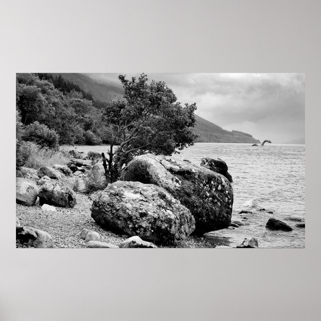 Am Ufer von Loch Ness mit dem Monster Poster (Vorne)