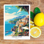 Amalfi Küste Italien Reisen Retro Postkarte<br><div class="desc">Entfliehen Sie der malerischen Amalfiküste mit unserer bezaubernden Illustrations-Postkarte. Unsere Illustration, die den Charme und die Schönheit dieser italienischen Küste erweckt, bringt Sie in sonnenverwöhnte Dörfer, eingebettet in die atemberaubenden Klippen und das azurblaue Wasser. Von den pastellfarbenen Gebäude von Positano bis hin zum historischen Charme der Stadt Amalfi sind jedes...</div>