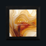 Amber Brandy Abstrakt Ink Wedding Party ID1089 Erinnerungskiste<br><div class="desc">Die markante Geschenkboxen hier zeigt eine Vorlage, um einfach Ihre Hochzeitsfeier Mitglied, Name und Hochzeitsdatum hinzuzufügen. Im Rahmen einer kompletten Hochzeitskollektion, mit einer farbenfrohen Farbpalette, die an flüssigen Ahornsirup oder feinen Brandy erinnert, strahlt es Wärme und Eleganz aus. Ideal für Paare, die eine künstlerische, moderne Touch suchen, verbindet diese Kollektion...</div>