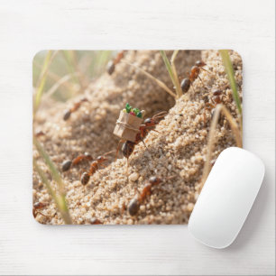 Ameise trägt eine Einkaufstasche bergauf Mousepad