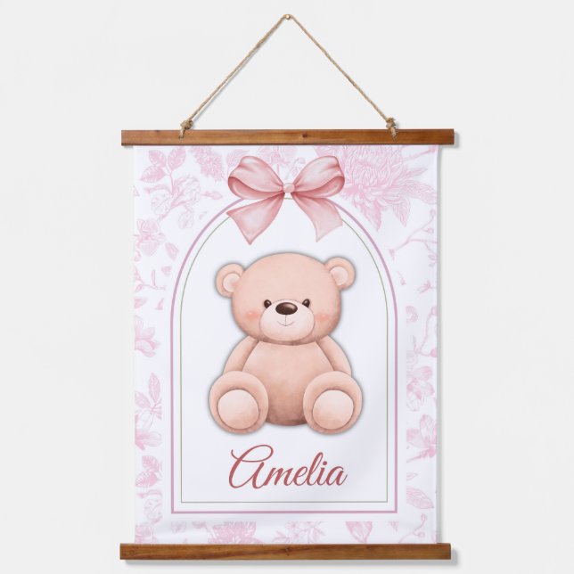 Amelia | Benutzerdefiniertes rosa Teddy-Bär-Kinder Wandteppich Mit Holzrahmen (Vorderseite)