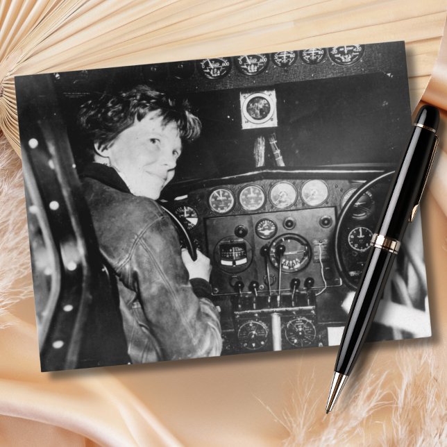 Amelia Earhart Black White Photo Aviation Vintage Postkarte (Von Creator hochgeladen)