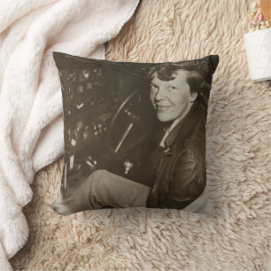 Amelia Earhart Candid Airplane Cockpit Foto 1937 Kissen