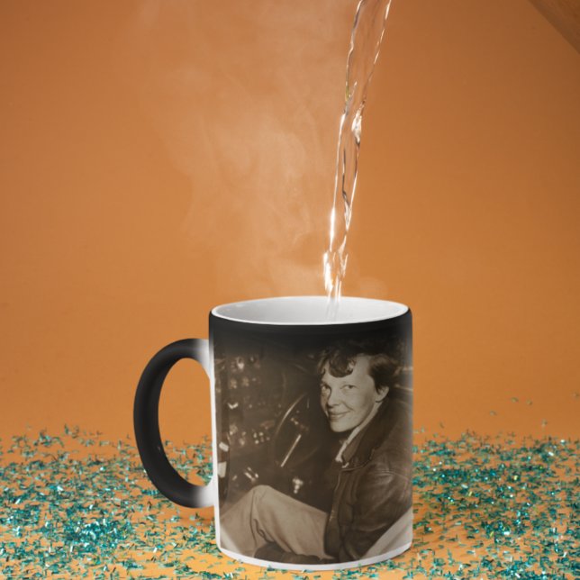 Amelia Earhart Candid Airplane Cockpit Foto 1937 Verwandlungstasse (Von Creator hochgeladen)