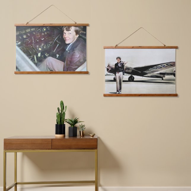 Amelia Earhart mit ihrer Lockheed Electra 1937 Wandteppich Mit Holzrahmen (Asymmetrisch)
