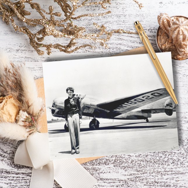 Amelia Earhart Schwarz-weißes Foto, Aviation Birth Postkarte (Von Creator hochgeladen)